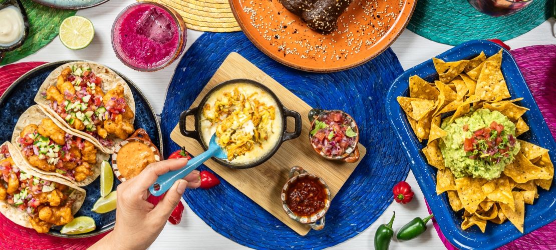 Mesa con comida mexicana
