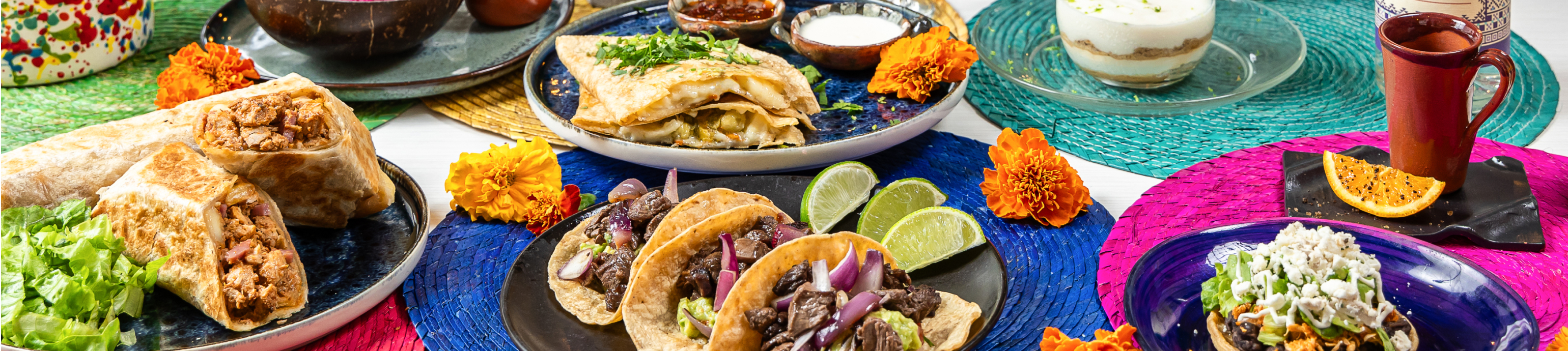 Mesa con comida mexicana