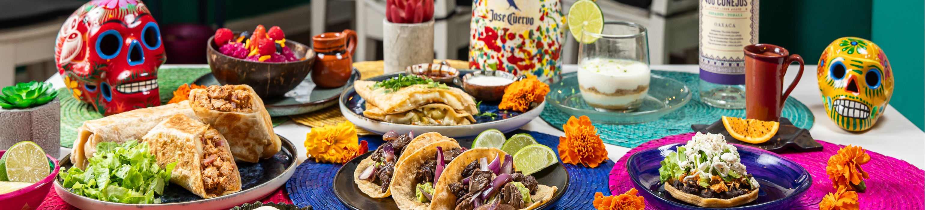 Mesa con comida mexicana