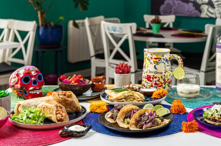 Mesa con comida mexicana